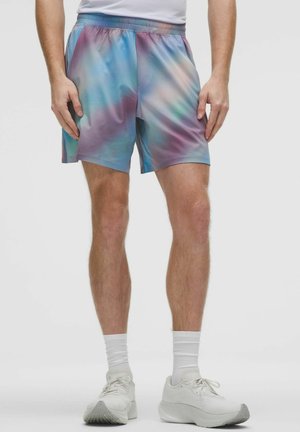 Wielokolorowe szorty sportowe z wzorem tie-dye w odcieniach niebieskiego i fioletowego, wykonane z lekkiego, gładkiego materiału z elastycznym pasem.