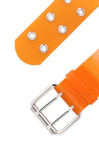 Orange gummibälte med silverfärgad spänne, har metallöglor längs bandet, slät textur och ett rundat slut.