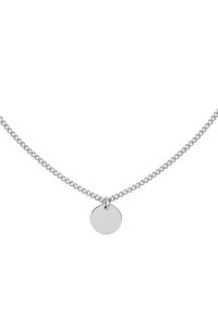 Silberne Halskette mit einer feinen Kette und einem kreisförmigen Anhänger. Der Anhänger hat eine glatte Oberfläche, die das Licht reflektiert. Die Kette besteht aus ineinander greifenden Gliedern.