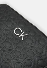 Calvin Klein RE LOCK CAMERA MONO - Borsa a tracolla - black