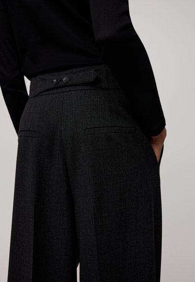 Pantaloni negri dintr-o țesătură fină, cu picioare largi, buzunare posterioare și două butoane negre la talie.