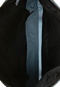 Bolsa negra con cremallera y un suave forro interior azul. Tejido suave y dise�ño espacioso para almacenamiento. Sin bolsillos externos ni adornos.