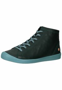 Sneaker alta in pelle verde scuro con lacci azzurri chiari e suola in gomma. Presenta una punta testurizzata e un logo sul lato.