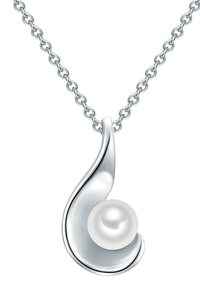 Siverpendant med en böjd design, som har en rund, glansig vit pärla vid basen. Kedjan har ett klassiskt länkmönster.