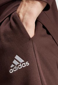 adidas Sportswear FEELCOZY - Pantalones deportivos - shadow brown