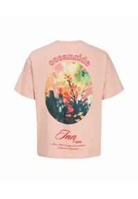 Ροζ ανοιχτό t-shirt με πολύχρωμο αφηρημένο λουλουδένιο σχέδιο και κόκκινο κείμενο "oceanside," "BLISS," και "Inn ©1990" στην πλάτη.