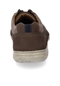 Brązowy skórzany but z zamszową cholewką, wyściełanym kołnierzem, dekoracyjnym przeszyciem oraz teksturowaną gumową podeszwą; zawiera niebieski akcent w postaci paska.