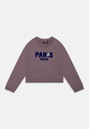 Lilla lühemate varrukatega blousee. Keskosas on prinditud tumesinised tekstid "PARIIS" ja "TOKYO". Sile tekstuur, soonilised varrukasuud.