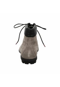 Graue Wildleder-Ankle Boots mit schwarzem Lederkragen, runder Zehenpartie und schwarzem Schnürverschluss, mit sichtbaren Nähten und einer strukturierten Gummisohle.