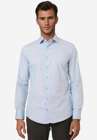 Helles blaues Langarmhemd aus glattem Material, mit Button-Down-Kragen und passenden Knöpfen, abgerundetem Saum und taillierter Passform.