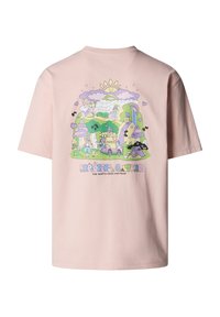 Růžové bavlněné tričko s barevným kresleným motivem přírody, textem "EXPLORERS GATHER" a logem "THE NORTH FACE x PATRON."