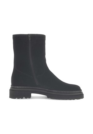 Zwarte enkelboot met een gladde suède afwerking, zijritssluiting, robuuste zool en ribbelstructuur langs de buitenzool.