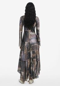 Abito a maniche lunghe con una stampa a serpente nei toni del marrone, grigio e crema; presenta una silhouette svasata e uno spacco sul retro.