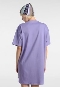 Fioletowa bawełniana sukienka t-shirtowa z krótkimi rękawami i luźnym krojem, o prostym fasonie i długości do połowy uda. Z ozdobnym, subtelnym metka marki.