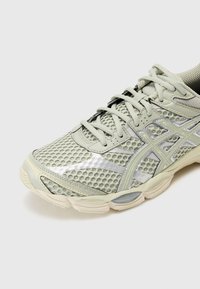 ASICS SportStyle GEL CUMULUS 16 UNISEX - Zapatillas - dried leaf green