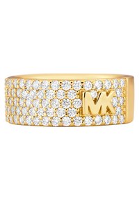 Anello in tonalità oro con molteplici file di brillanti cristalli trasparenti e logo "MK" in rilievo. Finitura liscia e lucida con design a banda larga.