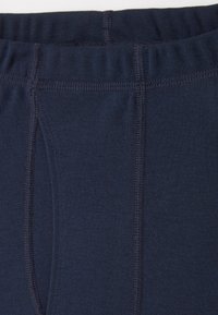 Marineblaue Baumwoll-Boxershorts mit weicher Textur, elastischem Bund und sichtbaren Nähten. Klassisches Design ohne Muster oder Akzente.