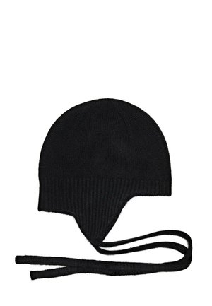 Bonnet d'hiver noir en tricot avec rabats d’oreilles et longues attaches s’étendant depuis les bords inférieurs sur un fond blanc.