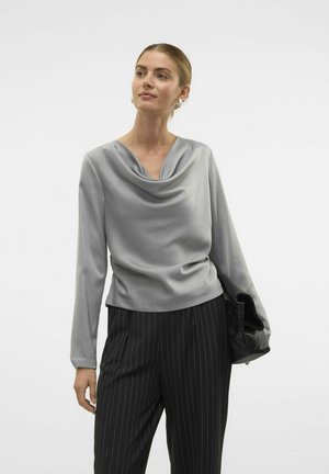 Haut à col bénitier gris avec des manches longues, fabriqué en tissu lisse, associé à un pantalon noir à rayures, avec un design et une coupe élégants.