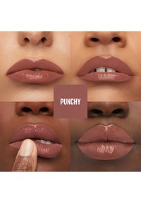 Quatre gros plans de lèvres mettant en valeur un rouge à lèvres nude matte dans une teinte brune chaude. Texte en superposition : "PUNCHY."