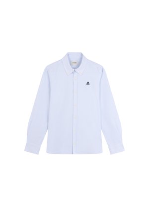 Camisa de manga larga a rayas azul claro con cuello abotonado y logo de calavera negra bordado en el lado izquierdo del pecho. Tela de algodón, corte estándar.