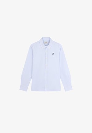 Camisa de manga larga a rayas azul claro con cuello abotonado y logo de calavera negra bordado en el lado izquierdo del pecho. Tela de algodón, corte estándar.