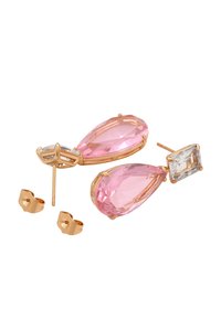 Orecchini a goccia in oro rosa con una grande gemma rosa a forma di lacrima e una gemma rettangolare trasparente più piccola, fissati con chiusure a farfalla.