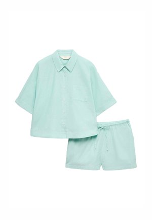 Hellblaues kurzärmliges Hemd mit Knöpfen und Brusttasche, kombiniert mit passenden Shorts mit elastischem Bund und Kordelzug.