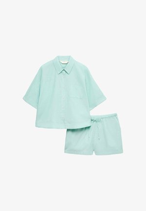 Lichtblauw overhemd met korte mouwen en knopen vooraan, met borstzak, gecombineerd met bijpassende korte broek met elastische taille en trekkoord.