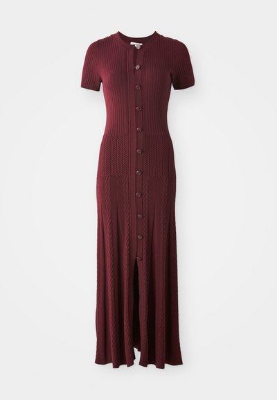 Abito maxi bordeaux a coste con maniche corte, scollatura rotonda e patta di bottoni sul davanti. Presenta uno spacco centrale e un motivo testurizzato.