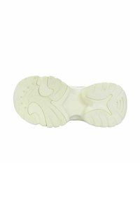 Podeszwa buta z teksturowanym gumowym wzorem; przeważnie w kolorze kości słoniowej z wirującymi wzorami; posiada wypustki zapewniające przyczepność.