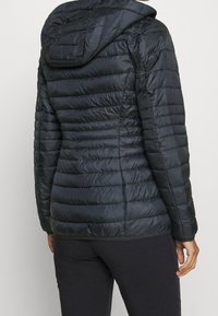 Giubbotto imbottito nero trapuntato con cappuccio, caratterizzato da cuciture orizzontali e una texture liscia, progettato per calore e comfort.