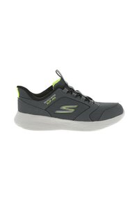 Chaussure de sport grise avec une tige en mesh, des accents vert lime et une semelle blanche rembourrée. Équipée d'un système de laçage et d'un détail de logo sur le côté.