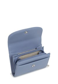 Portafoglio in pelle blu chiaro aperto, che mostra il scomparto per monete con zip e la chiusura a bottone a pressione con dettagli di cucitura visibili.