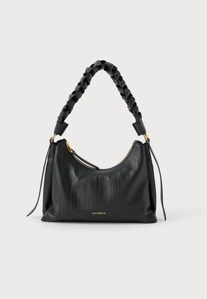 Schwarze Lederhandtasche mit einer strukturierten, plissierten Gestaltung, ausgestattet mit einem geflochtenen Griff und goldfarbenen Beschlägen, einschließlich eines Reißverschlusses.