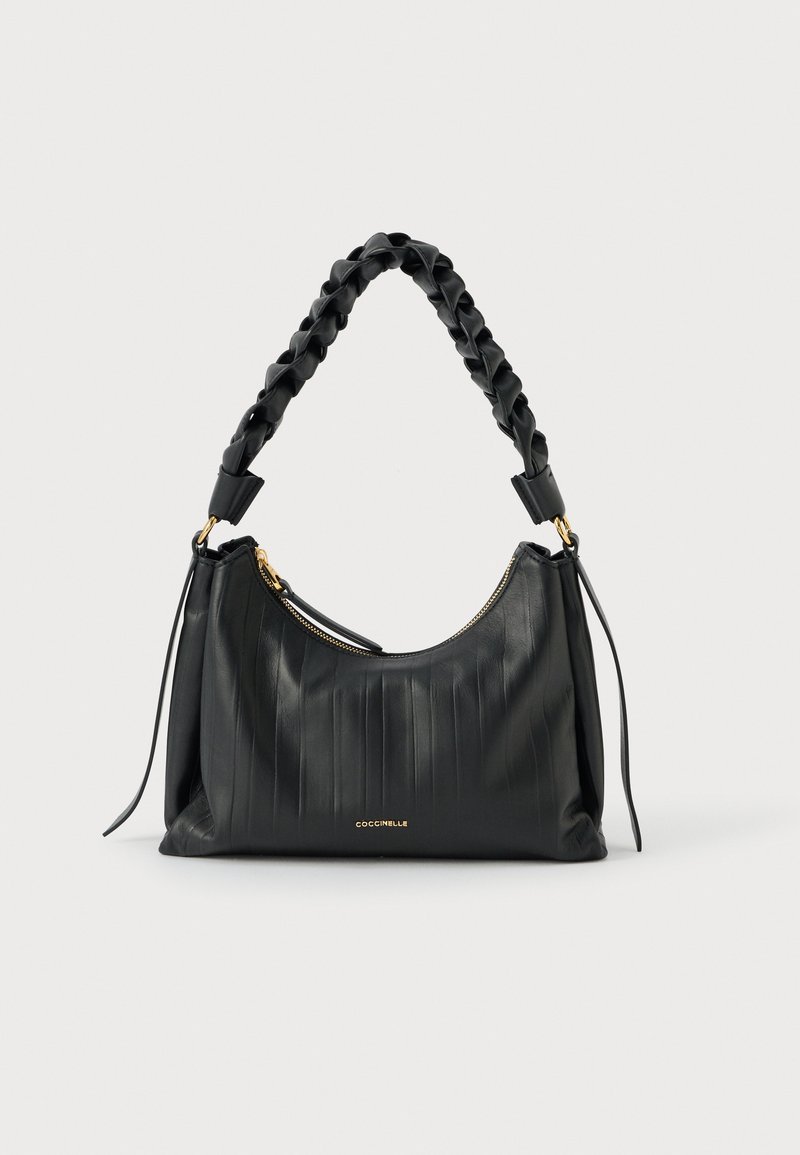 Črna usnjena torbica z teksturiranim, nabranskim dizajnom, z vtkanim ročajem in zlate barve kovinskimi dodatki, vključno z zadrgo.