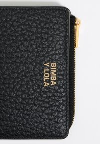 Portafogli in pelle nera con texture, hardware dorato che presenta il marchio "Bimba y Lola", dotato di chiusura con zip e un delicato motivo in rilievo.