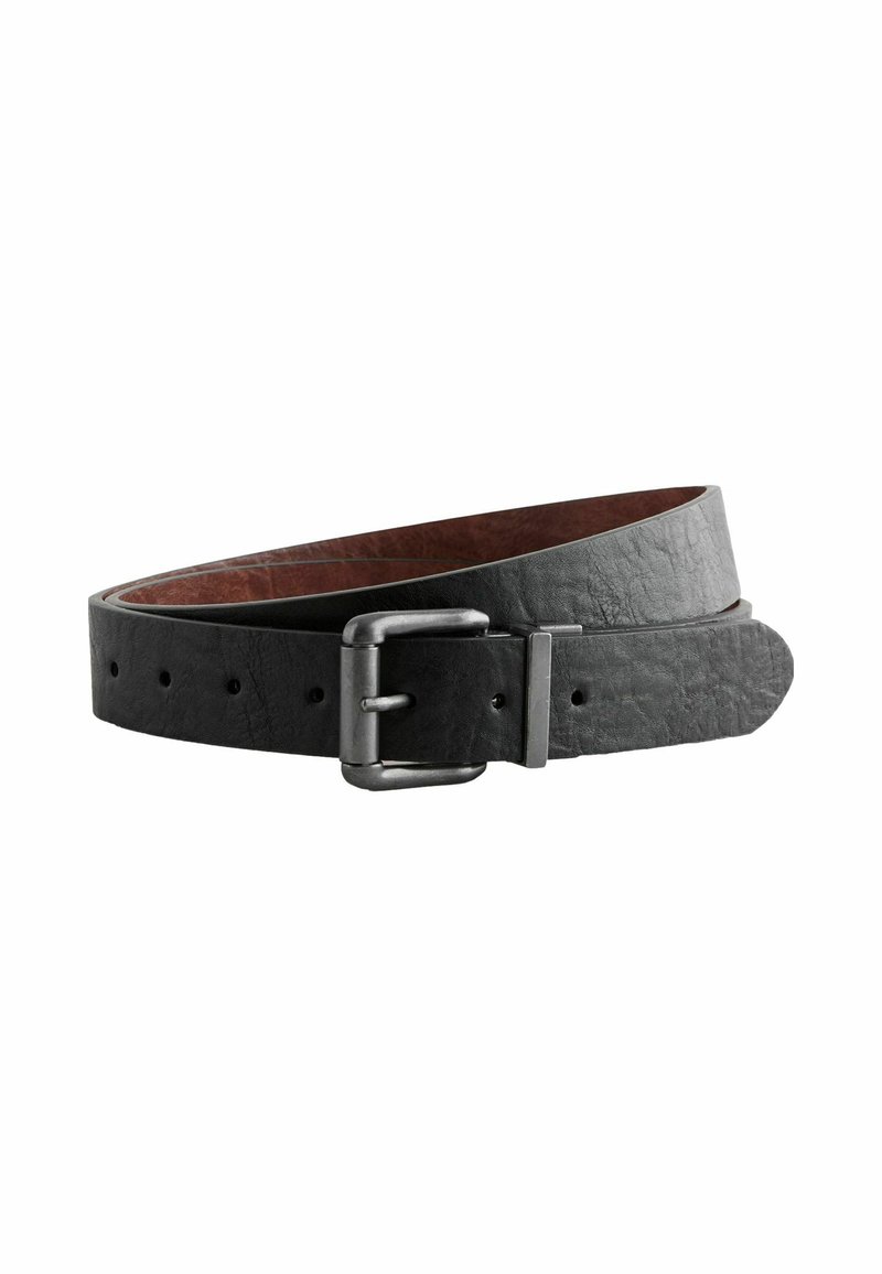Schwarzer Leder Gürtel mit strukturiertem Finish, ausgestattet mit dunklem Metallzubehör und verstellbaren Löchern zur Größenanpassung. Innenseite aus glattem braunem Leder.