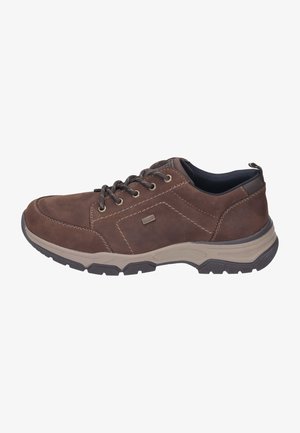 Sneaker in pelle marrone con accenti in tessuto, punta rotonda, design con lacci, suola chiara a contrasto e dettagli di cucitura laterale.