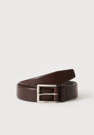 Ceinture en cuir marron foncé enroulée avec boucle rectangulaire argentée sur fond blanc uni.