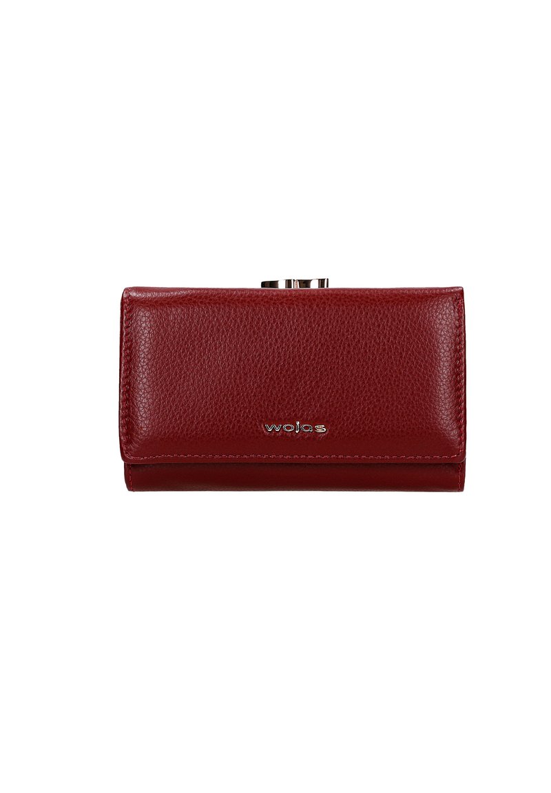 Červená kožená peněženka s texturovaným povrchem, zdobená klipsnou ve stříbrném tónu, vyraženým logem značky a elegantním obdélníkovým tvarem.