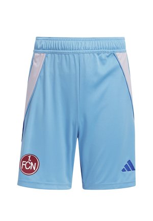 Hellblaue Sportshorts mit weißen Seitenpaneelen, elastischem Bund und Logos in Weinrot und Blau an den unteren vorderen Seiten.