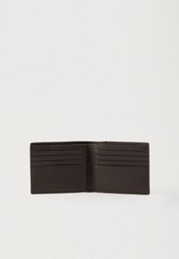 Cartera de cuero marrón con acabado texturizado, que cuenta con múltiples ranuras para tarjetas a cada lado y un logo estampado en la parte inferior.