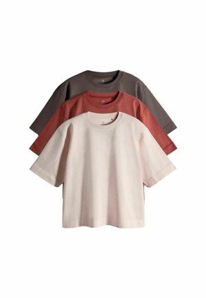 Drei kurzärmelige Rundhalspullover in Beige, Rostrot und Dunkelgrau, übereinander gelegt und auf einem weißen Hintergrund präsentiert.