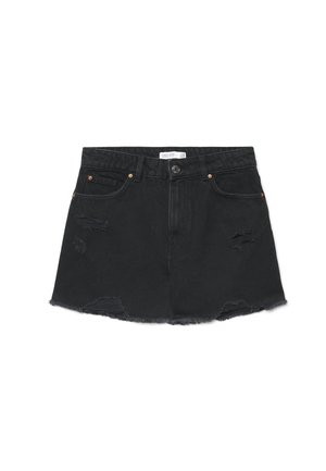 Mini-jupe en denim noir avec détails usés, poches avant, passants pour ceinture, fermeture par bouton et ourlet effiloché.