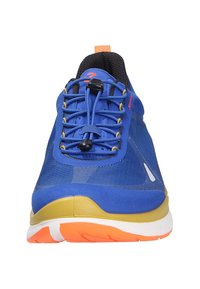 Scarpa da corsa blu con upper in mesh testurizzato, intersuola gialla e suola arancione vivace. Presenta lacci elastici e un colletto imbottito.