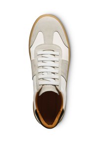 Weiß-beige Sneaker aus Wildleder und Mesh, mit runder Zehenpartie, flachen weißen Schnürsenkeln und einer hellbraunen Gummisohle.