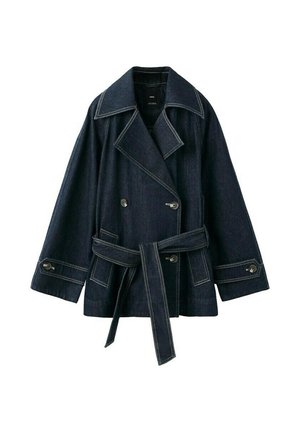 Veste en jean bleu foncé avec large col à revers, boutons croisés, ceinture à la taille et poignets boutonnés, présentée sur fond blanc.