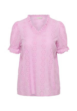 Blouse rose à manches courtes avec col en V orné d'un volant et motif brodé en œillets floraux sur tout le tissu.