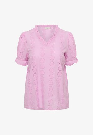 Vaaleanpunainen lyhythihainen pusero, jossa on V-kaula-aukko ja röyhelöreunus sekä koko kankaan läpi ulottuva kukallinen rei'itetty kirjailukuosi.